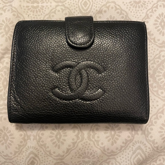 💕CHANEL
Caviar Kisslock Wallet - Picture 3 of 12